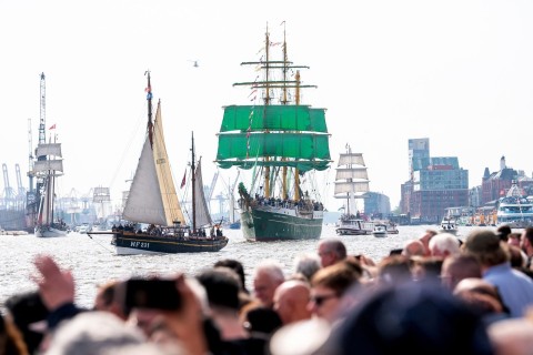 Hamburger Hafengeburtstag startet mit großer Einlaufparade