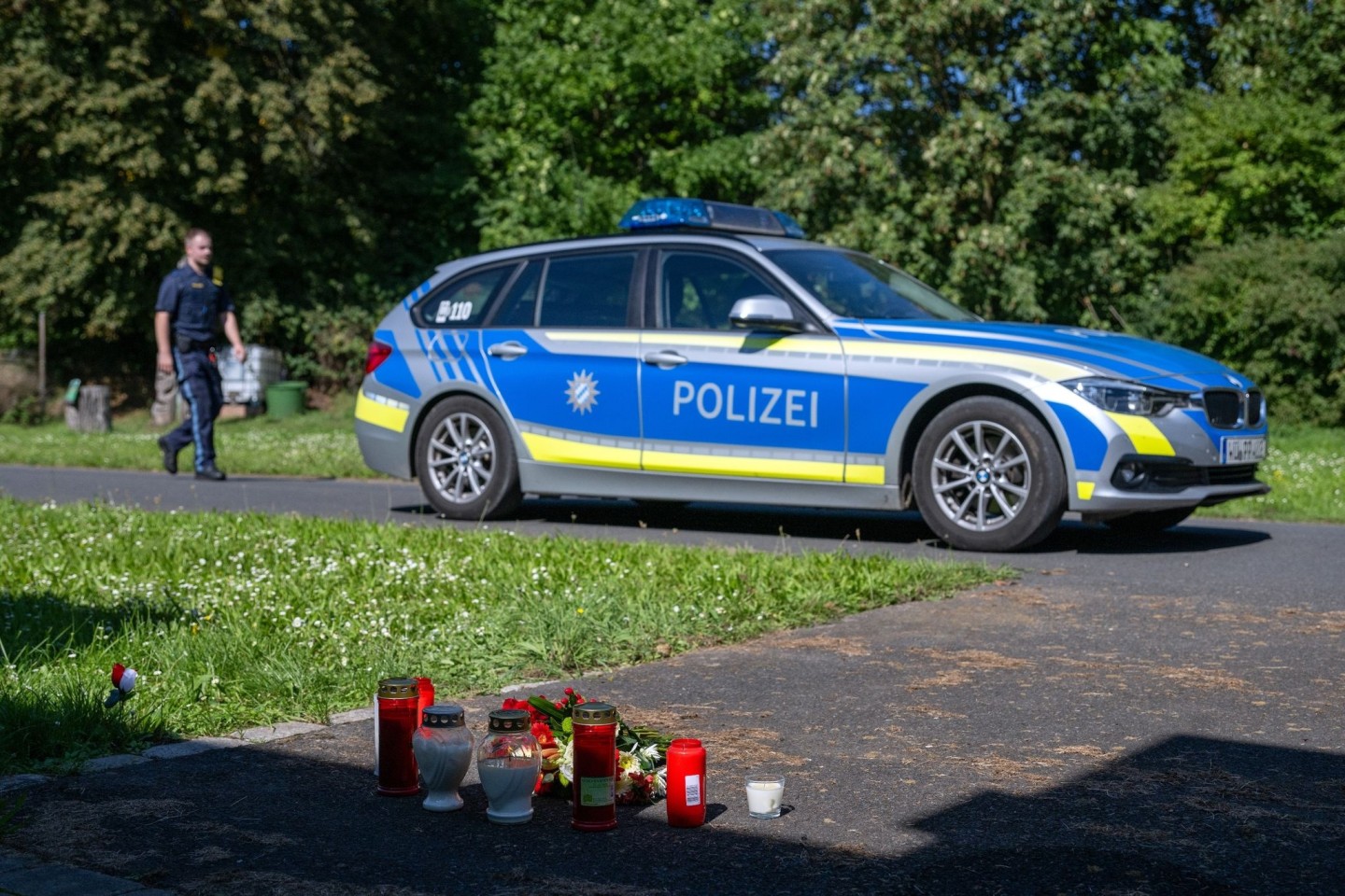 Kerzen und Blumen am 9. September vor dem Schulzentrum in Lohr am Main.