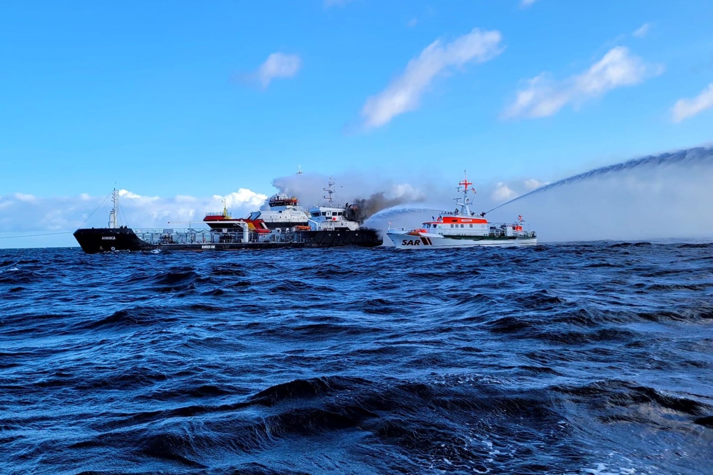 Kampf gegen die Flammen: Seenotretter gehen gegen den Brand auf dem Küstentankschiff «Annika» vor.