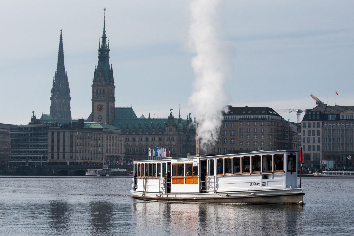 Das Alsterdampfschiff «St. Georg» fährt über die Hamburger Binnenalster.