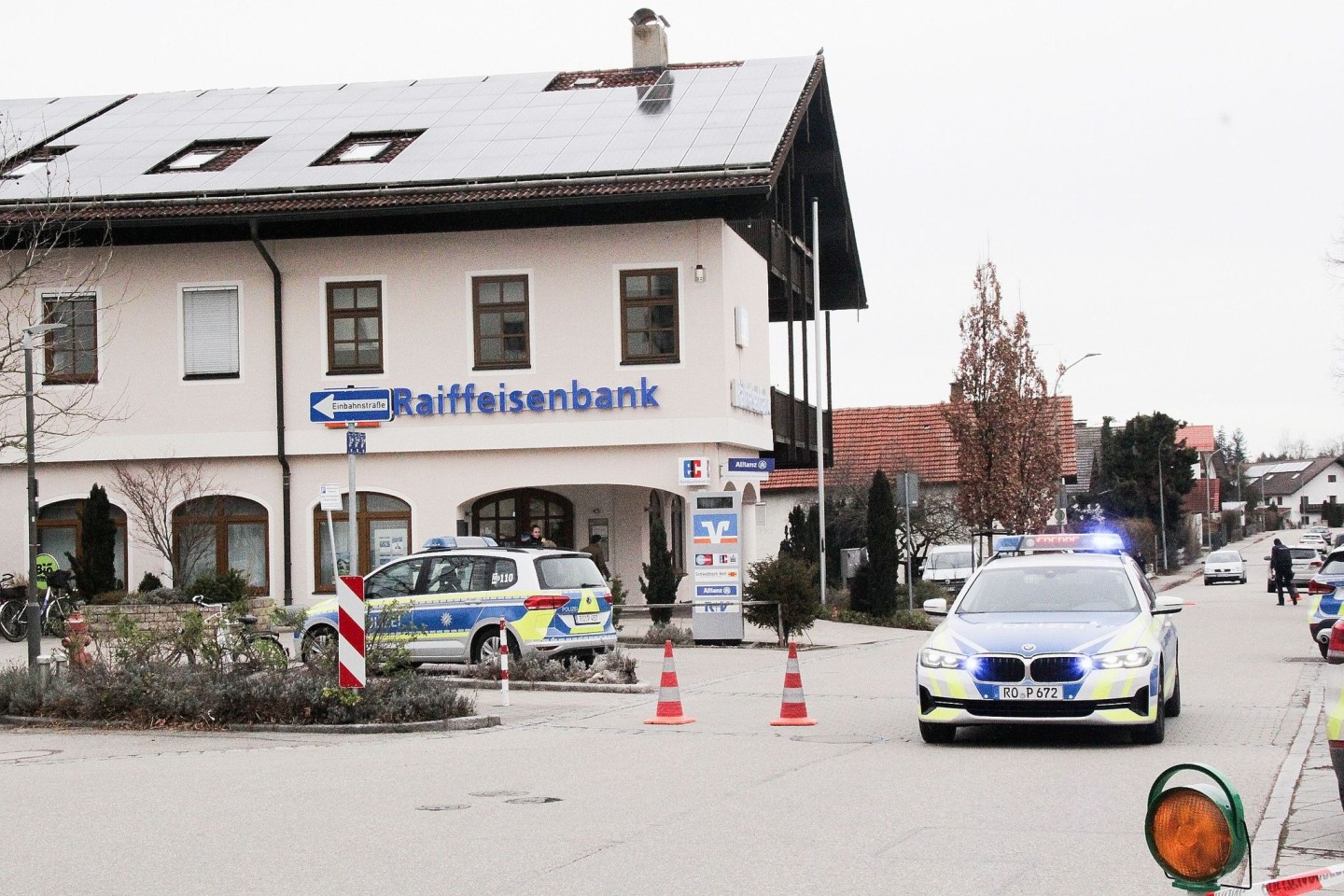Einsatzkräfte der Polizei nach dem Überfall auf einen Geldtransporter in der Nähe einer Bank in Großkarolinenfeld in Bayern.