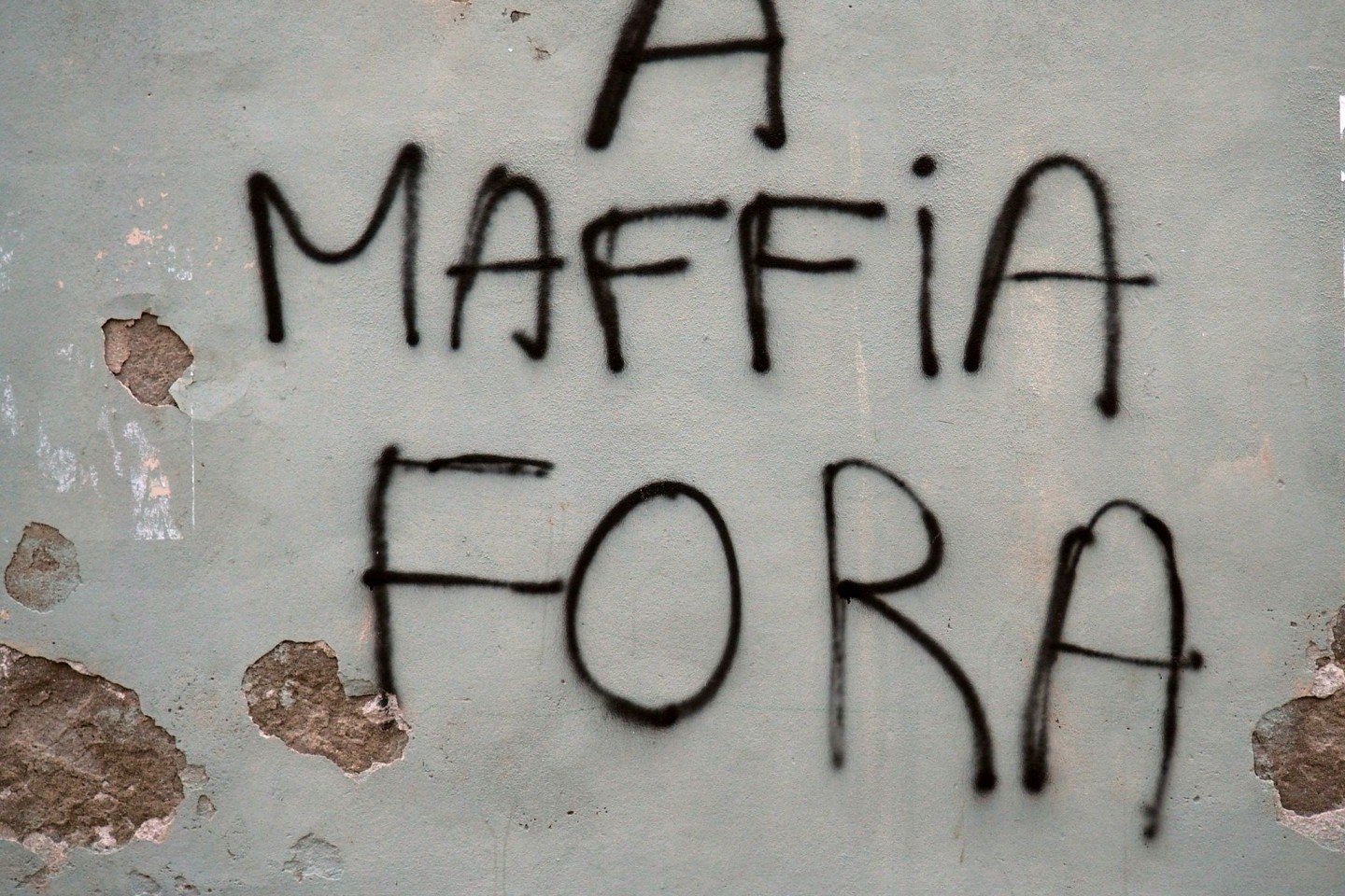 An eine Hausmauer in der korsischen Küstenstadt Bastia steht auf Korsisch geschrieben «Mafia raus».