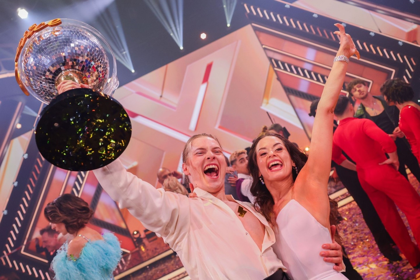 Der Favorit Gabriel Kelly, Sänger, freut sich mit Tanzpartnerin Malika Dzumaev über den Sieg und den Titel «Dancing Star 2024».