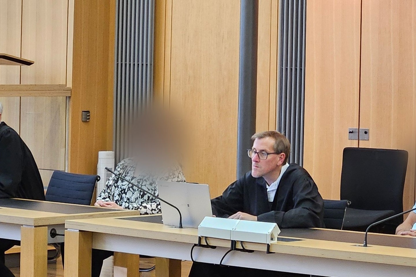 Das Ehepaar wurde wegen schweren sexuellen MIssbrauchs der Tochter beziehungsweise Stieftochter zu langen Haftstraften verurteilt. Jetzt muss neu verhandelt werden. 