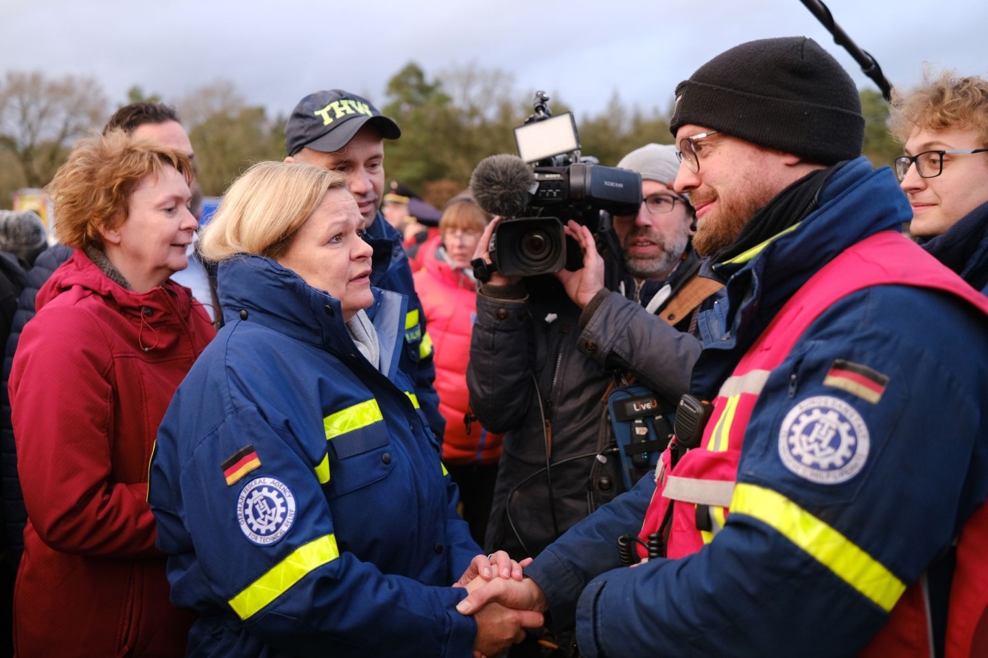 Bundesinnenministerin Nancy Faeser trifft Einsatzkräfte des Technischen Hilfswerks (THW) und der Bundespolizei.