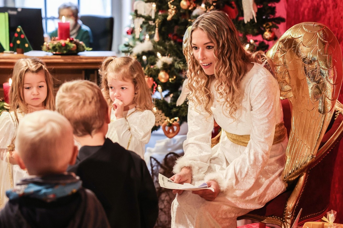 Das Christkind nimmt in der Christkindpostfiliale in Engleskirchen Wunschzettel von Kindern entgegen.