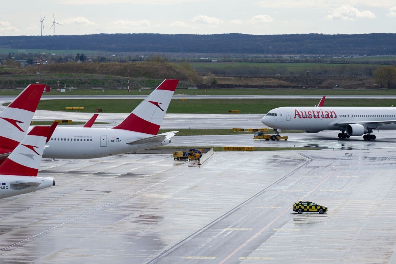 Geparkte Flugzeuge der Austrian Airlines (AUA) am Flughafen Wien-Schwechat (Archivbild).