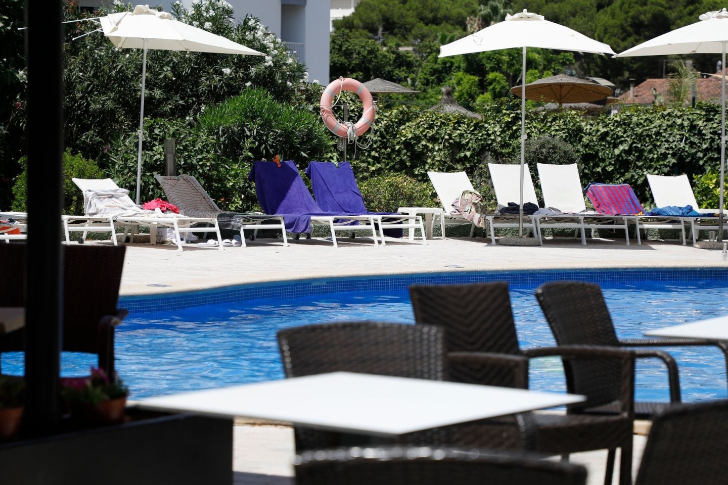 Handtücher liegen auf Sonnenliegen an einem Pool auf Mallorca. (Symbolbild)