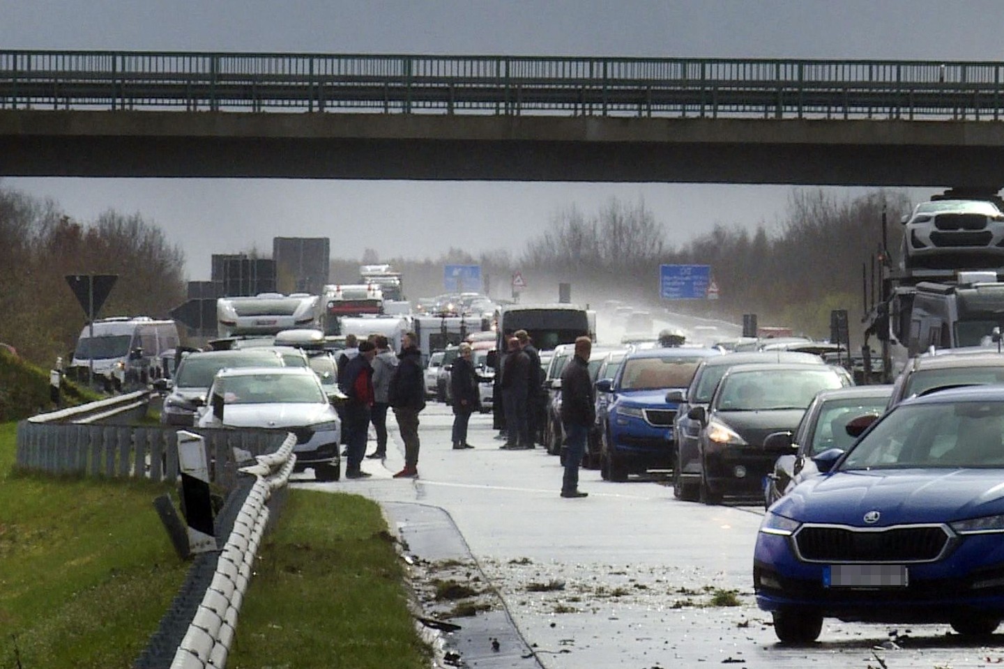 Aufgrund eines Hagelschauers mit Starkregen hat es auf der Autobahn 31 in Niedersachsen zeitgleich mehrere Unfälle gegeben.