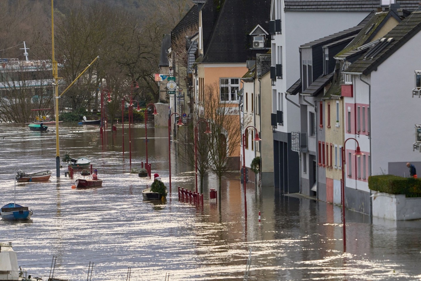 Die Häuser der Uferstraße der Rheininsel Niederwerth stehen im Hochwasser des Rheins.