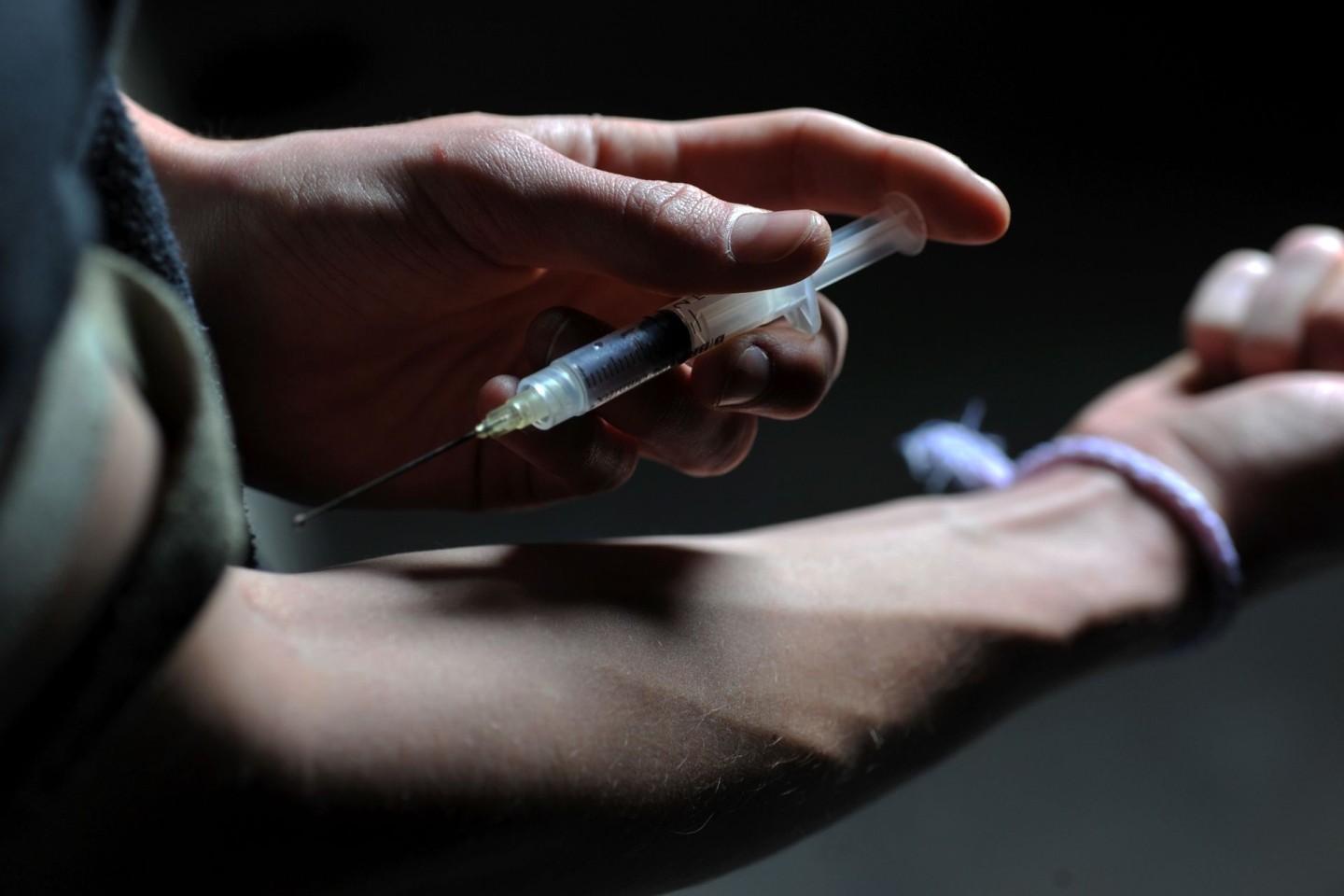 Ein Mann hält eine Heroinspritze an seinen Arm (Illustration). «Der Drogenkonsum wird in Europa schlimmer», sagt EU-Innenkommissarin Ylva Johansson.
