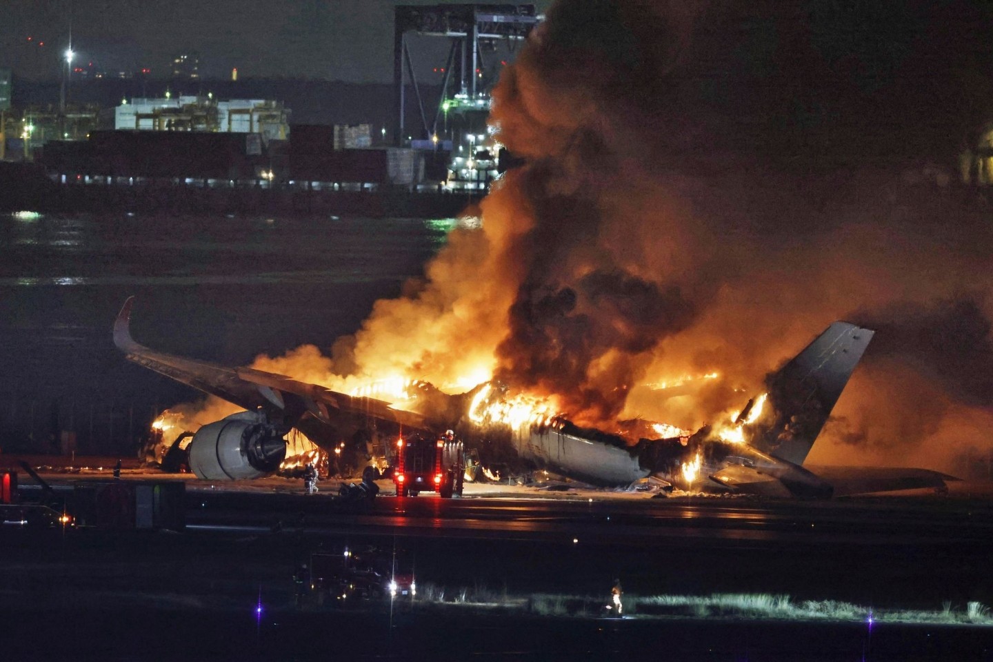 Ein Passagierflugzeug geriet nach der Landung auf dem Tokioter Flughafen Haneda bei der Kollision in Brand.