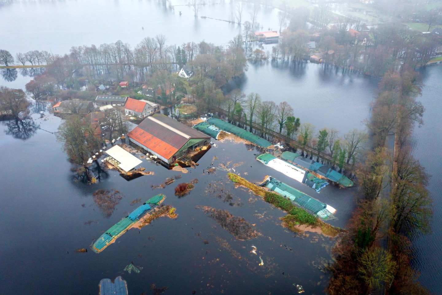 Ein Bauernhof im Bremer Stadtteil Timmersloh steht unter Wasser.