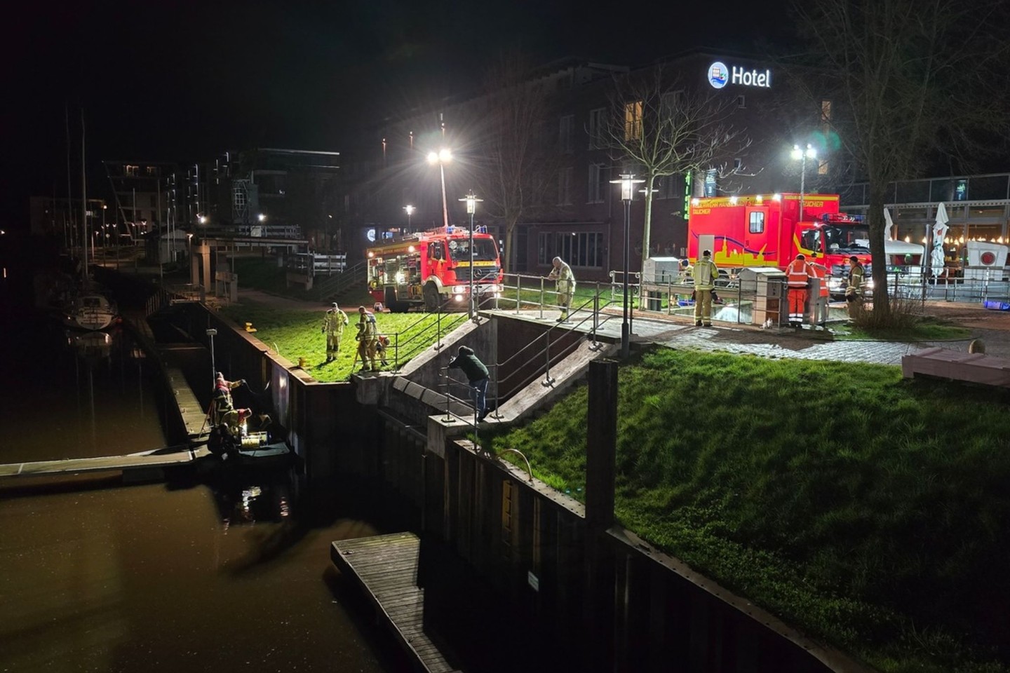 Feuerwehrtaucher untersuchen den Hafen in Stade.