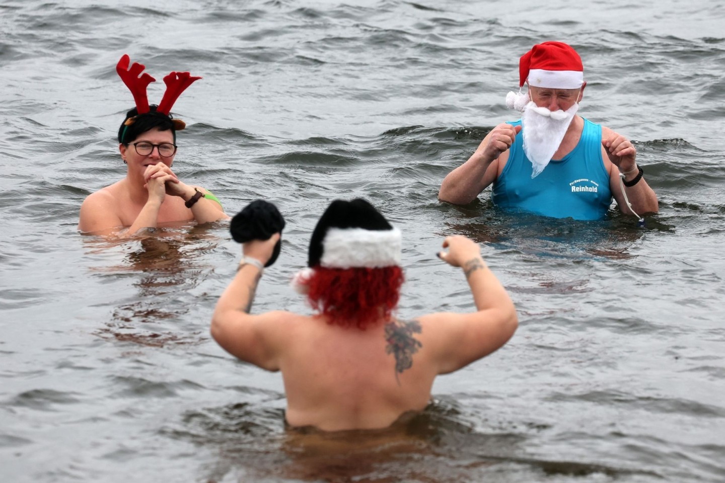 Die Mitglieder des Winter-Schwimmvereins «Pirrlliepausen» haben sich zu ihrem traditionellen Weihnachtsbad eingefunden.