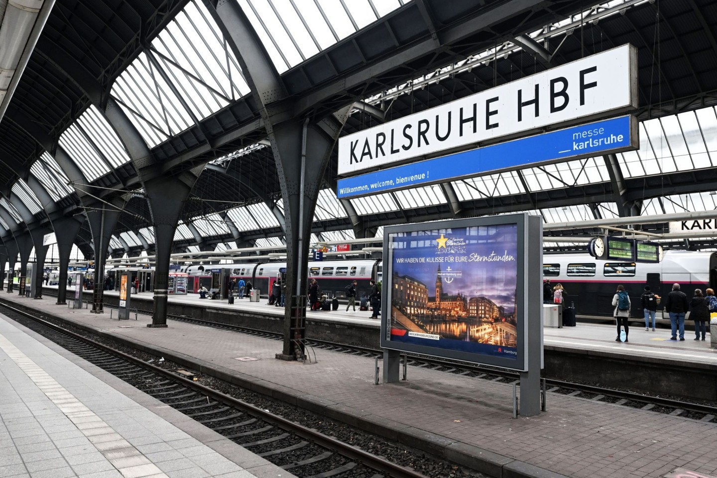 Der mutmaßliche Täter des Angriffes am Hauptbahnhof in Karlsruhe ist weiter auf der Flucht. (Symbolbild) 