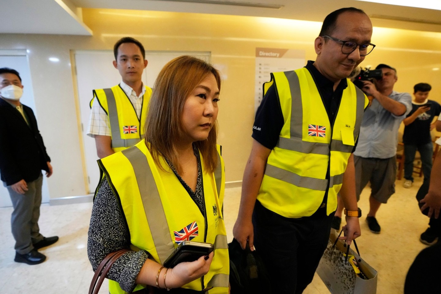 Mitarbeiter der britischen Botschaft besuchen in einem Hospital in Bangkok britische Passagiere, die bei dem Flug verletzt wurden.