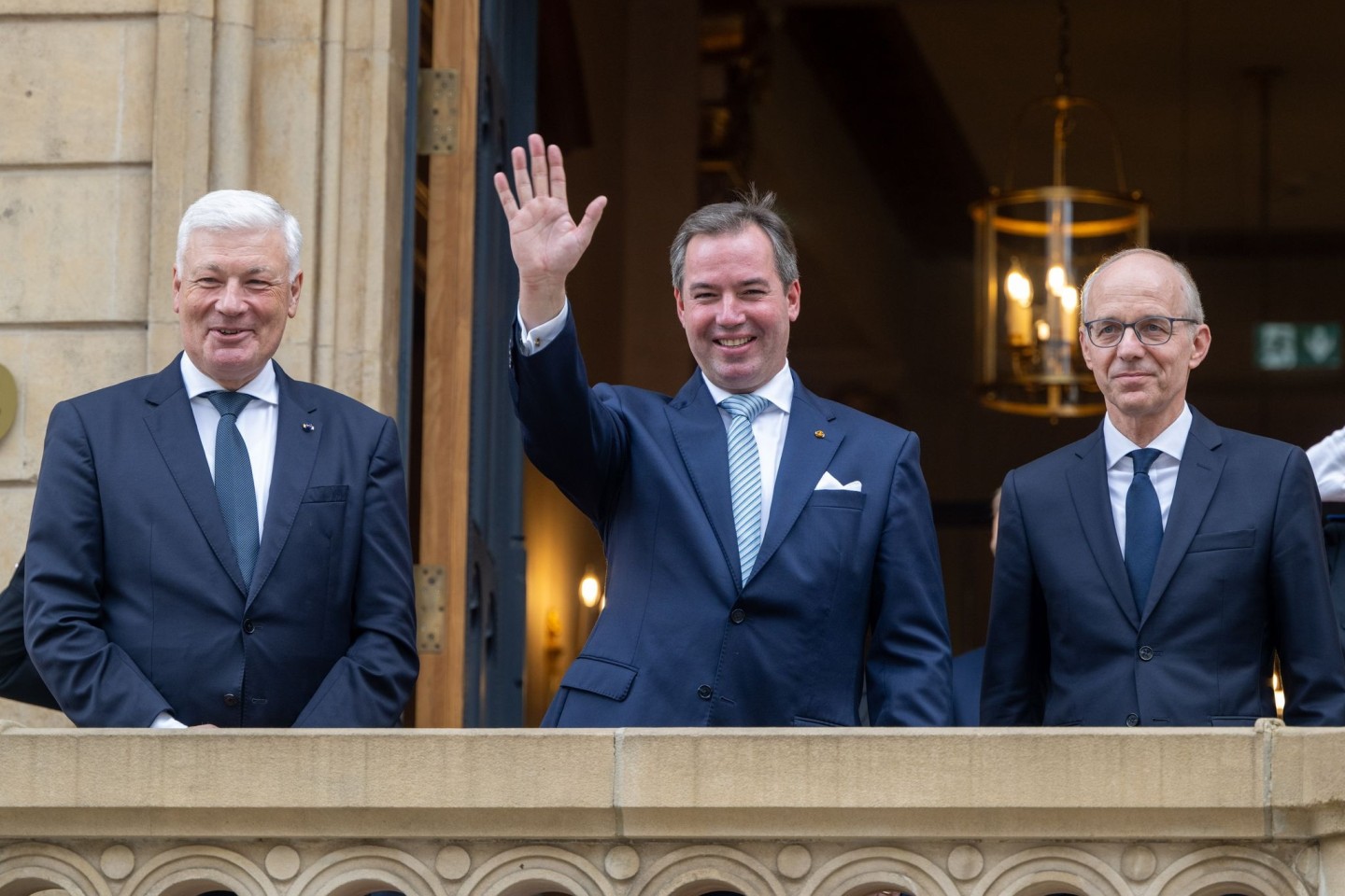 Prinz Guillaume (Mitte), Erbgroßherzog von Luxemburg, winkt nach seiner Ernennung zum «Lieutenant-Représentant» (Ehrenleutenant) neben Luc Frieden (l), Premierminister von Luxemburg, und...