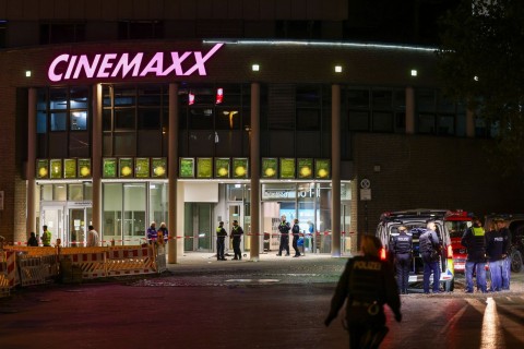 Polizei schießt Verdächtigen vor Kino in Krefeld nieder