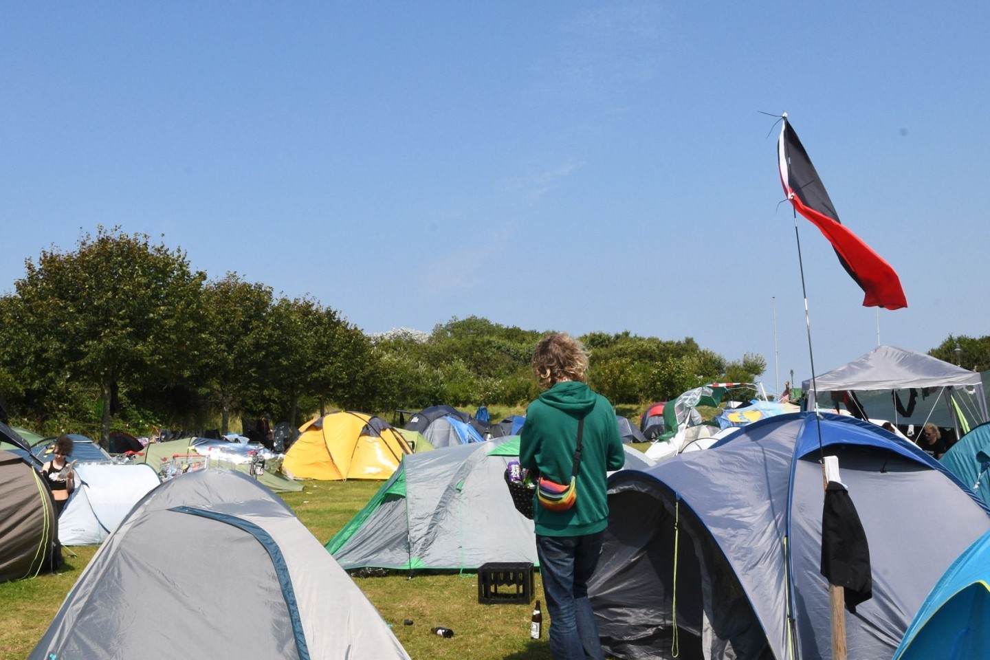 Bis Anfang September wollen die Mitlgieder des Punk-Protestcamps auf Sylt bleiben. 