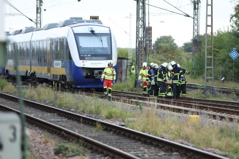 Regionalbahn schrammt Güterzug - mehrere Verletzte bei Moers