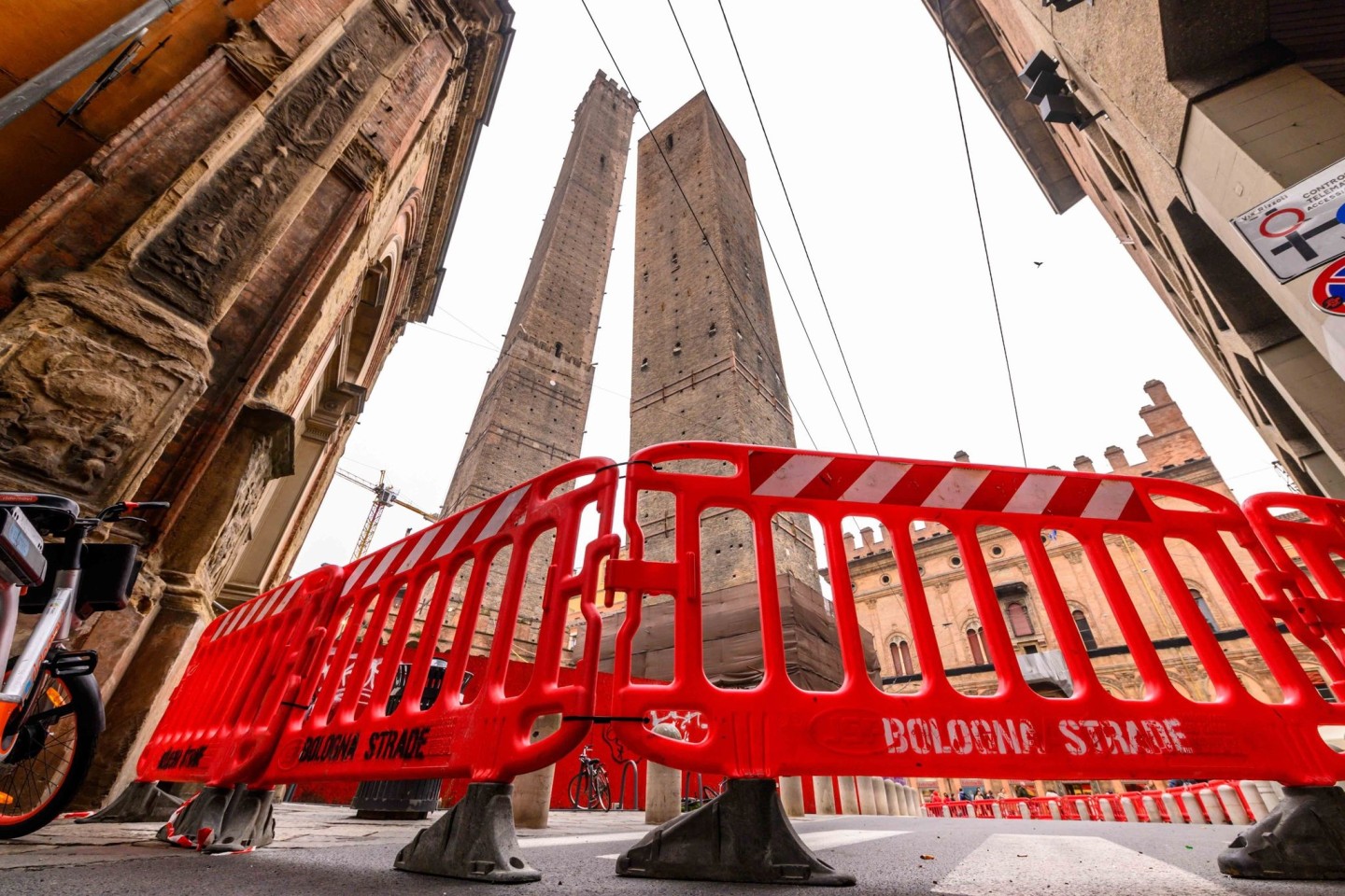 Die italienische Stadt Bologna bangt um eines ihrer Wahrzeichen: den berühmten schiefen Garisenda-Turm.