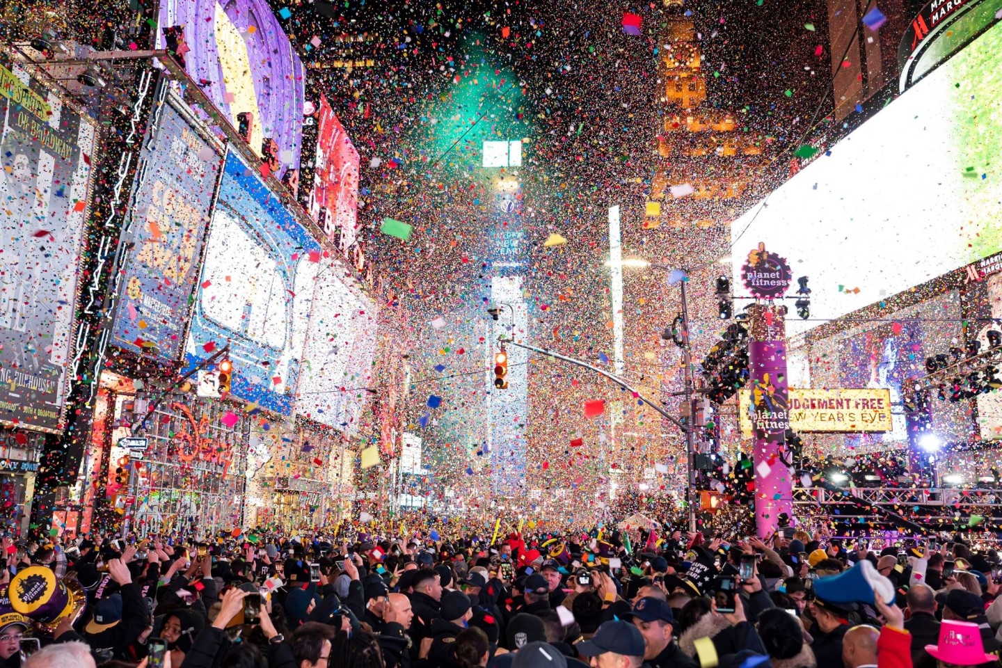 Um Mitternacht rieselt am Times Square Konfetti herab.