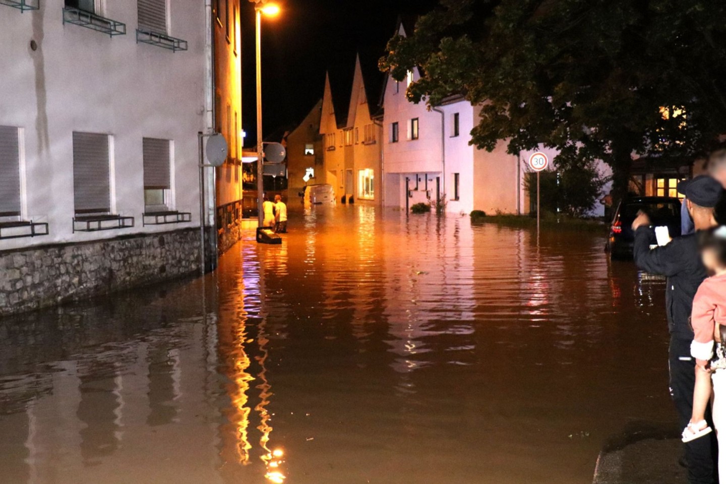 Hochwasser überflutet im Landkreis Karlsruhe eine Straße.