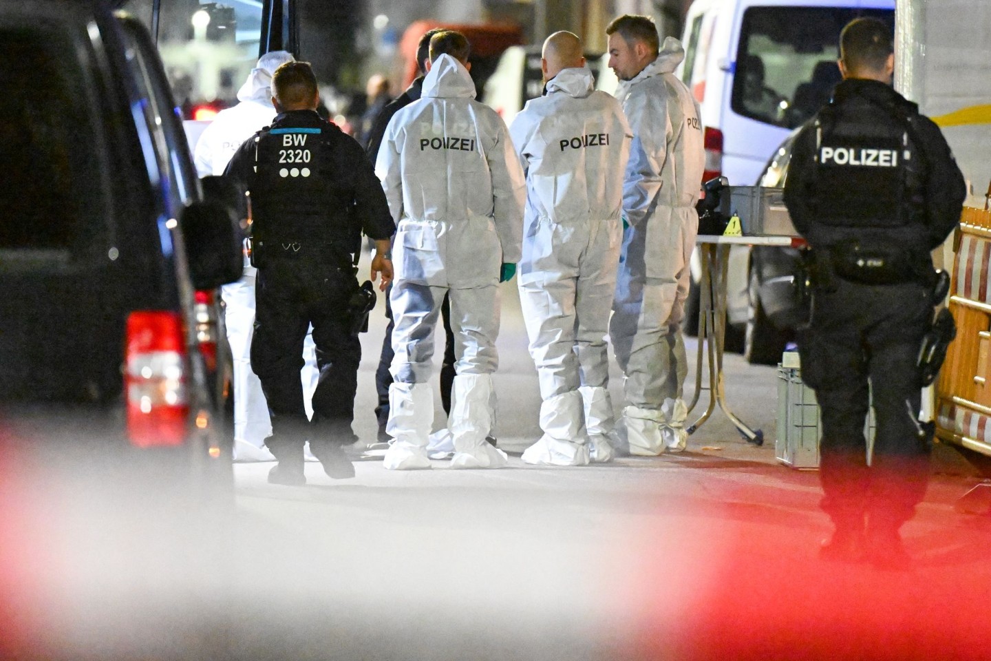 Nach Schüssel in einer Bar fahndet die Polizei nach einem Tatverdächtigen. 