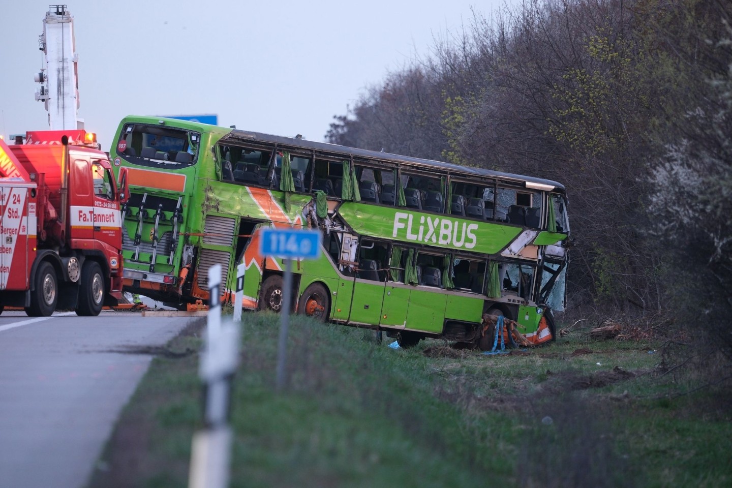 Auf der A9 bei Leipzig ist ein Reisebus verunglückt.