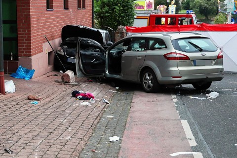 Wagen fährt in Gruppe feiernder Menschen - Leichtverletzte