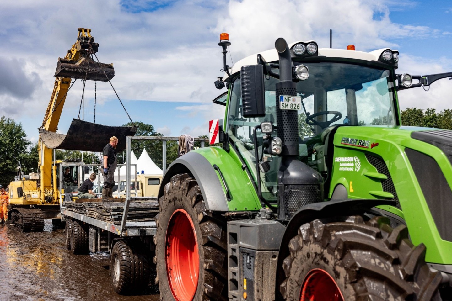 Trecker und Bagger im Einsatz gegen den Matsch.