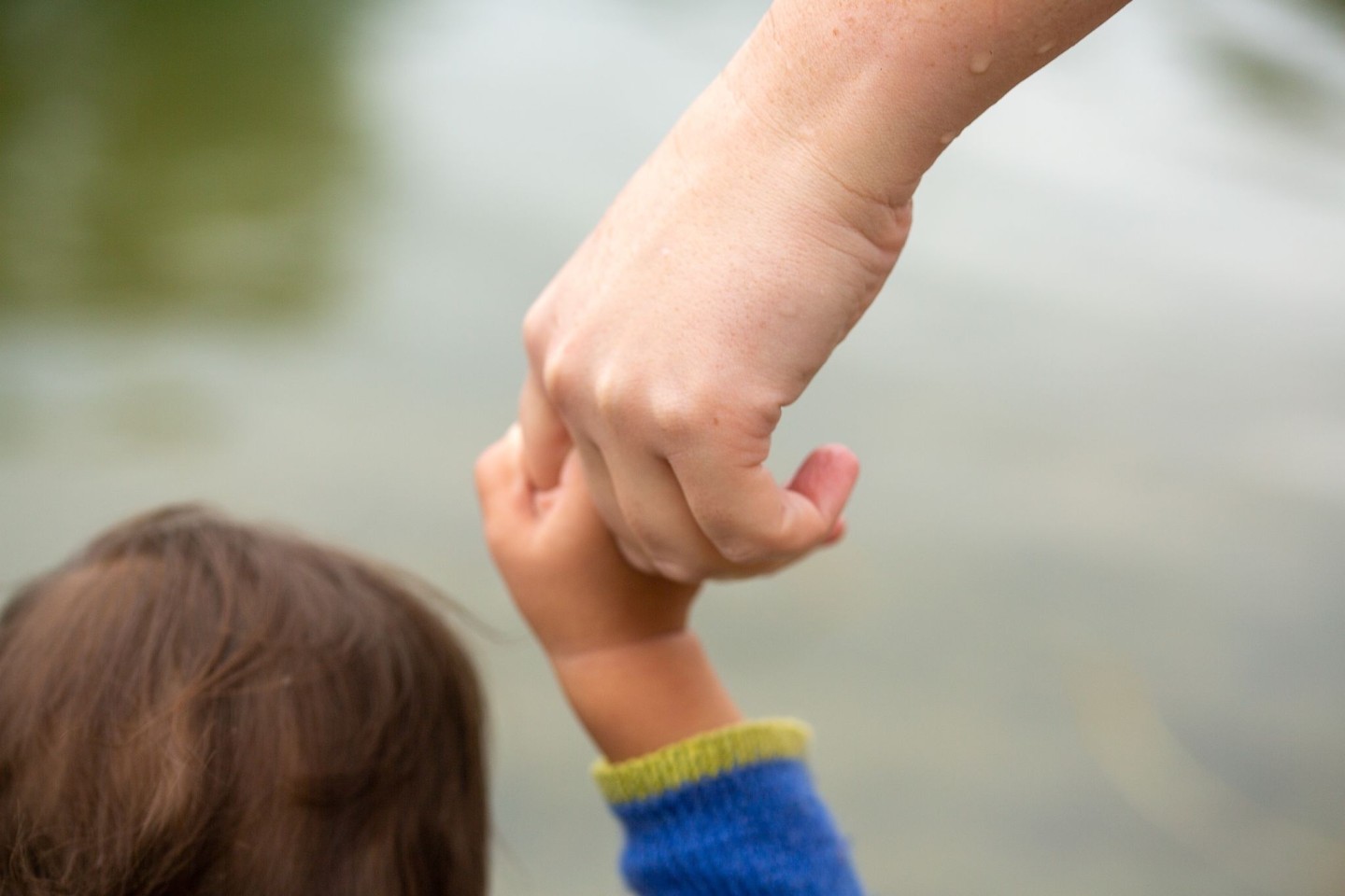 Die Zahl der Adoptionen geht deutschlandweit zurück. (Symbolbild)