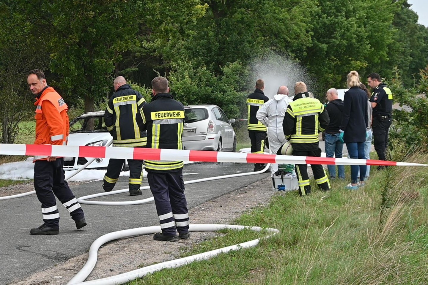 Polizei und Rettungskräfte am Fundort zweier Leichen an einem ausgebrannten Auto im niedersächsischen Salzhausen.